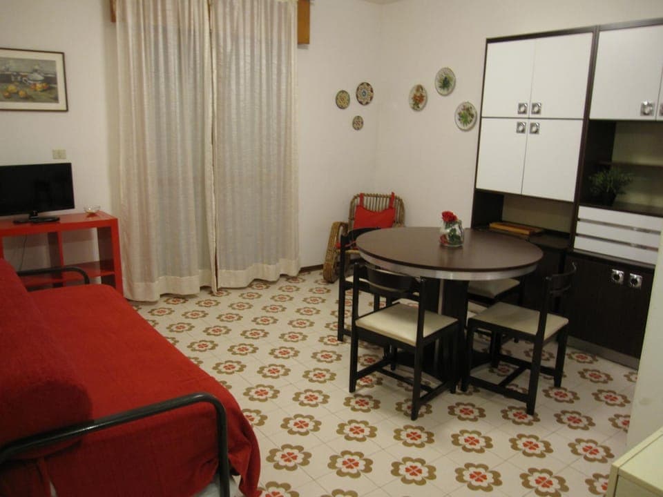 Bed, TV and multimedia, Living room, Seating area, Dining area