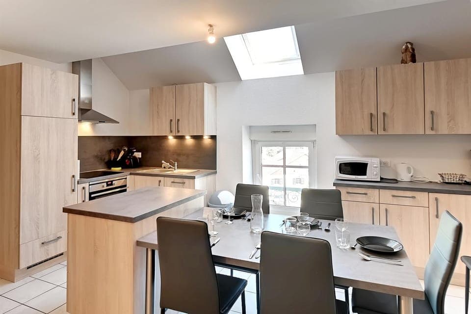 Kitchen or kitchenette, Dining area