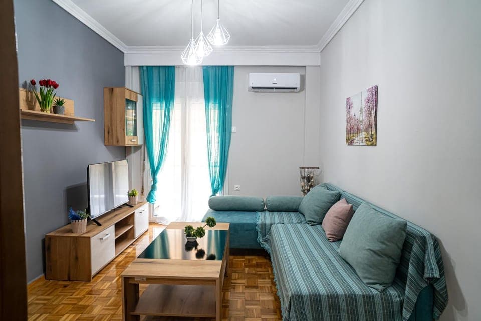 TV and multimedia, Living room, Photo of the whole room, Decorative detail, Seating area, air conditioner