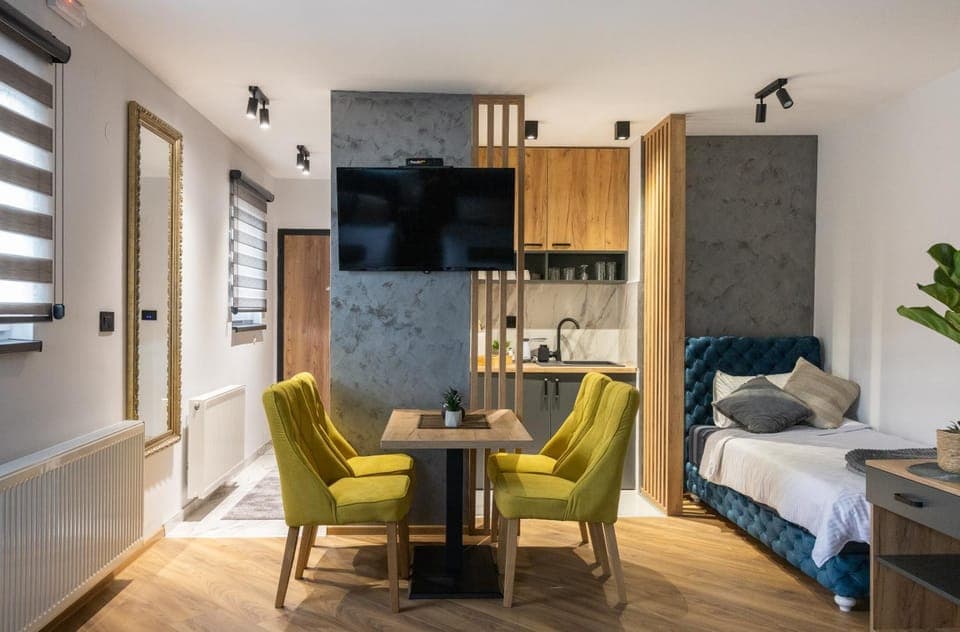 Bed, TV and multimedia, Kitchen or kitchenette, Photo of the whole room, Seating area