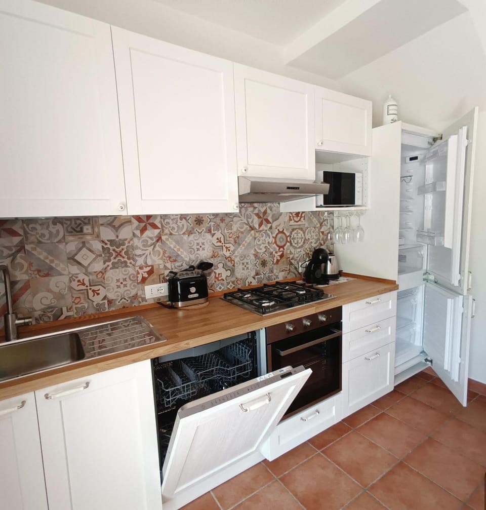Coffee/tea facilities, Kitchen or kitchenette, dishwasher, stove