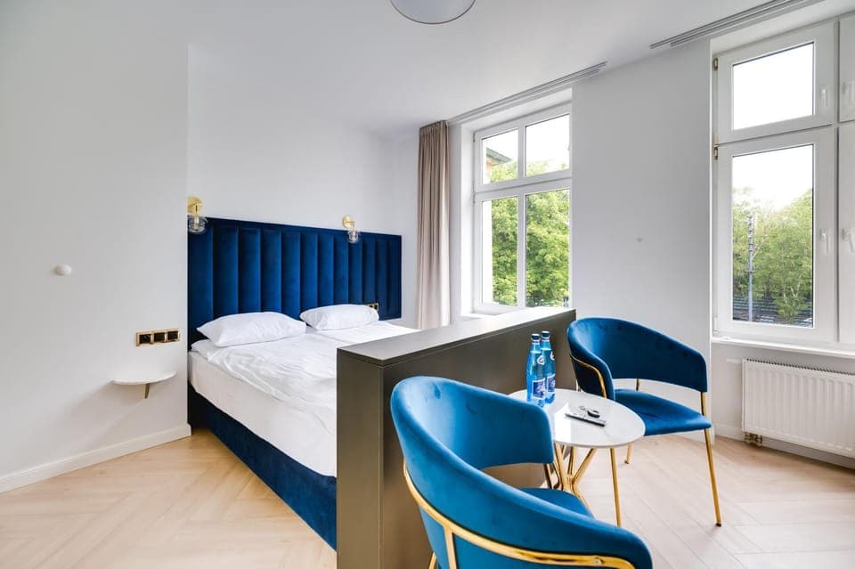 Bed, Living room, Photo of the whole room, Seating area, Bedroom