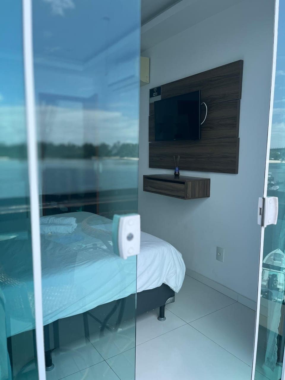 Communal lounge/ TV room, Bed, TV and multimedia, Photo of the whole room, Bedroom