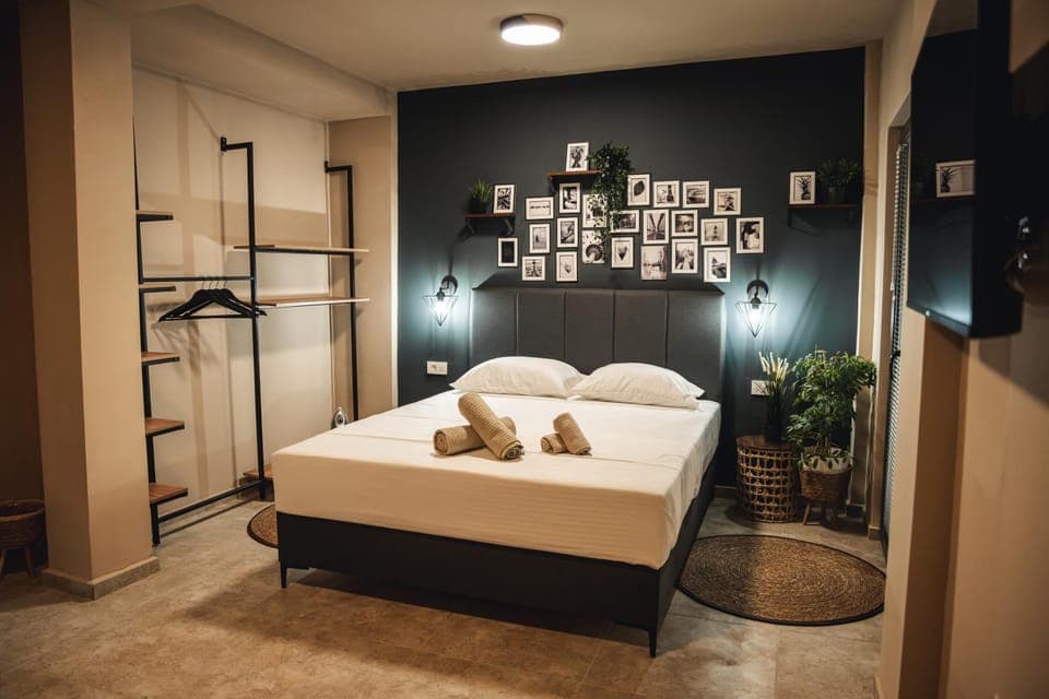 Bed, TV and multimedia, Photo of the whole room, Bedroom