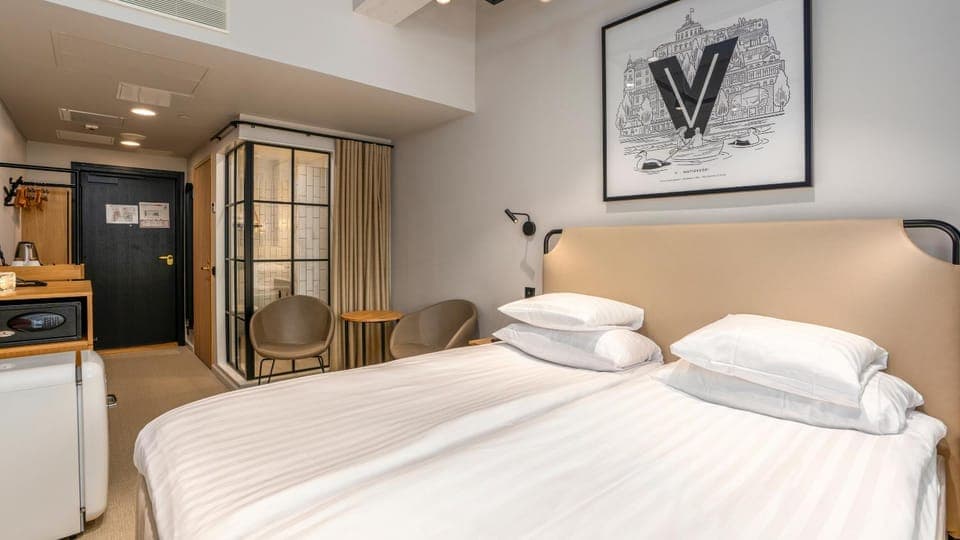 Bed, TV and multimedia, Coffee/tea facilities, Seating area, Bedroom, flat iron, internet, safe, wardrobe, air conditioner