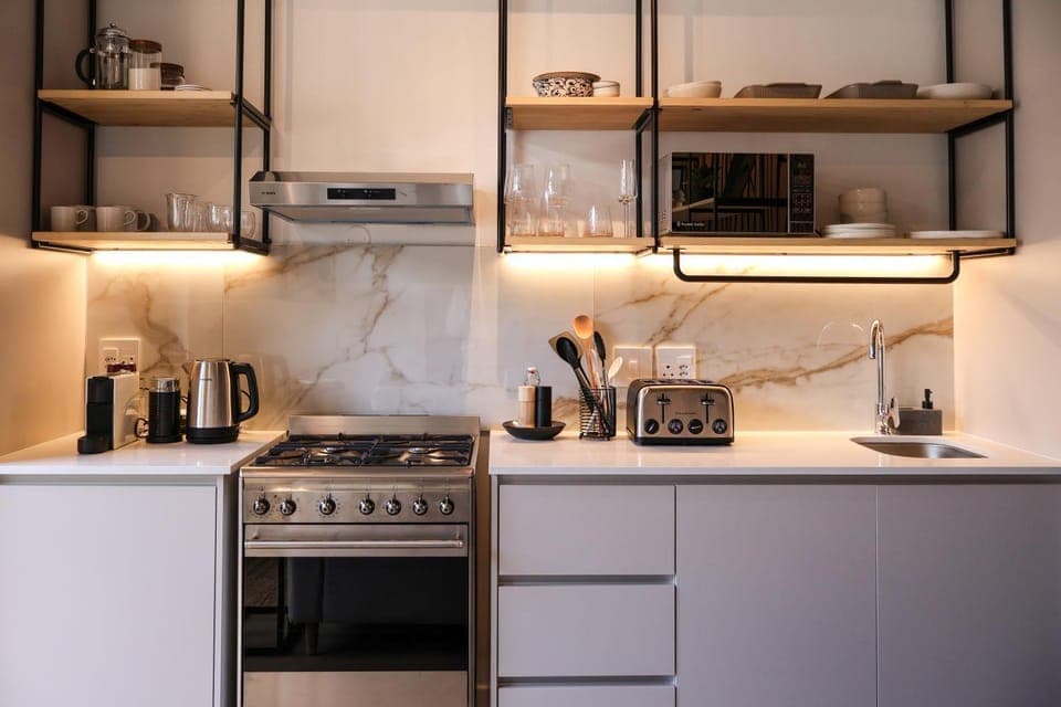 Coffee/tea facilities, Kitchen or kitchenette, stove, toaster