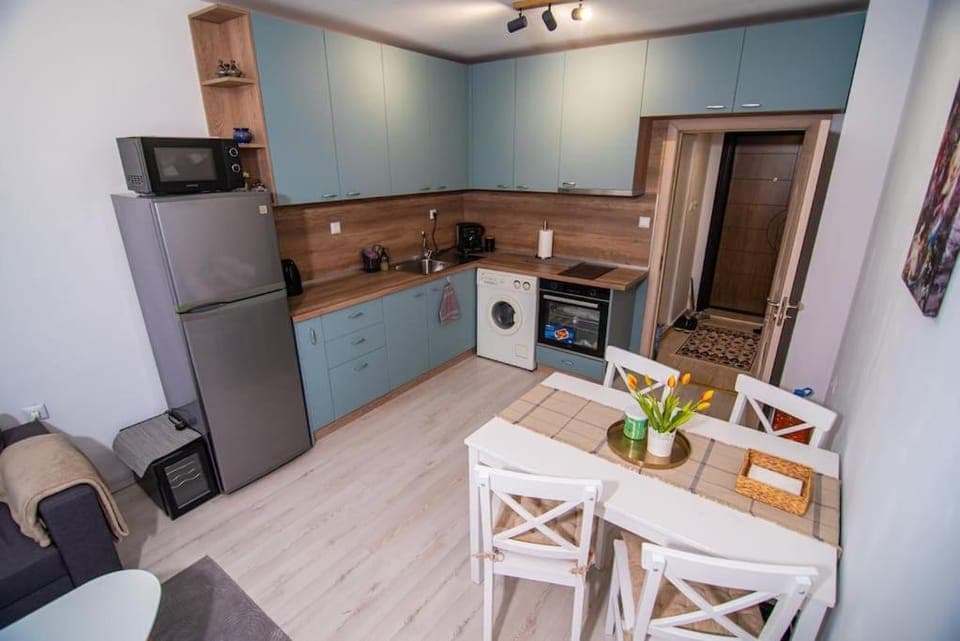 Kitchen or kitchenette, Dining area, oven, stove, toaster