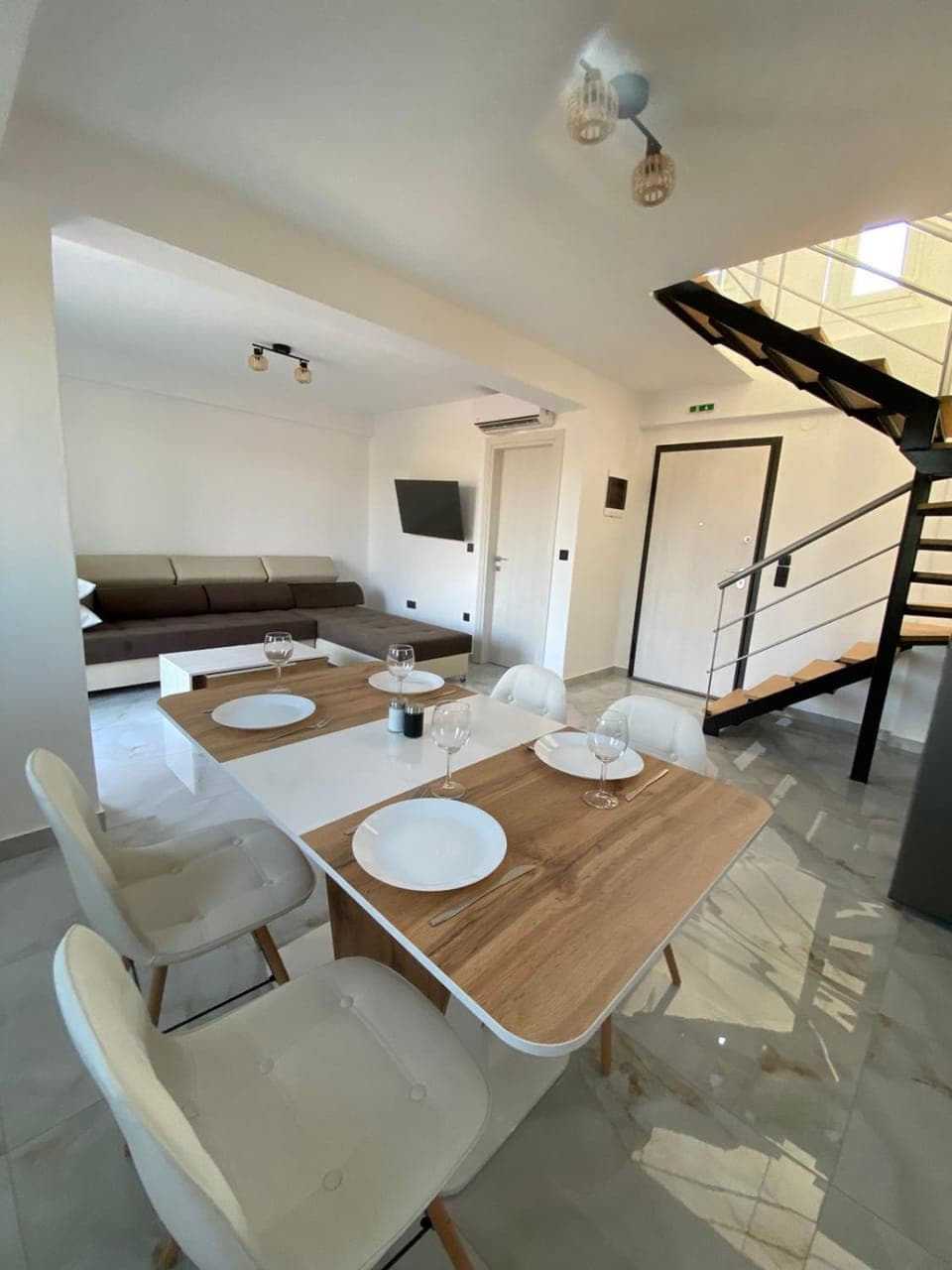 TV and multimedia, Seating area, Dining area