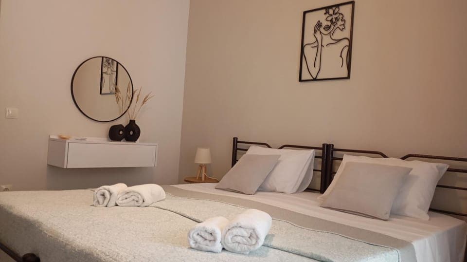 Bed, Bedroom, towels