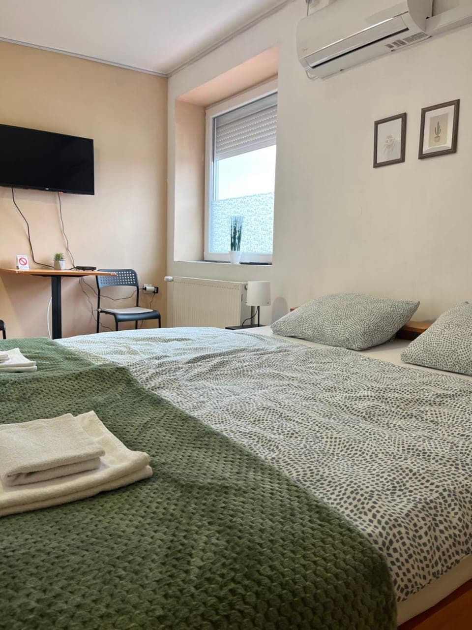 Bed, TV and multimedia, Bedroom, towels, air conditioner