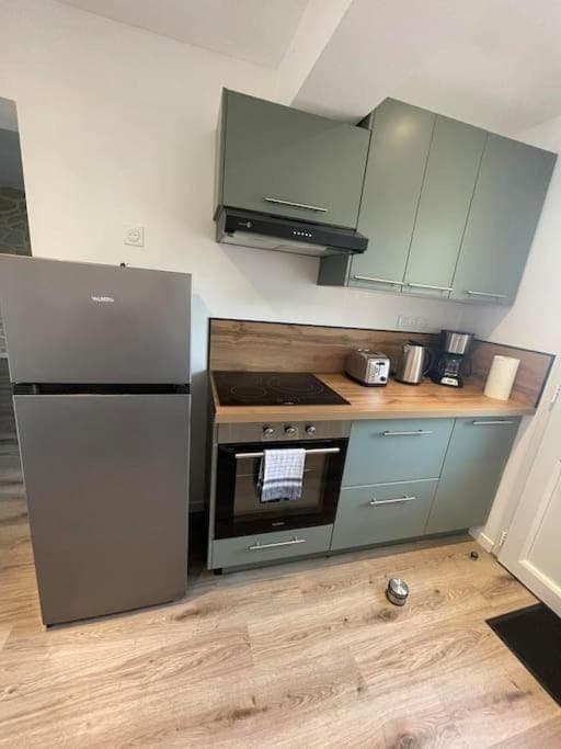 Coffee/tea facilities, Kitchen or kitchenette, oven, pet friendly, stove