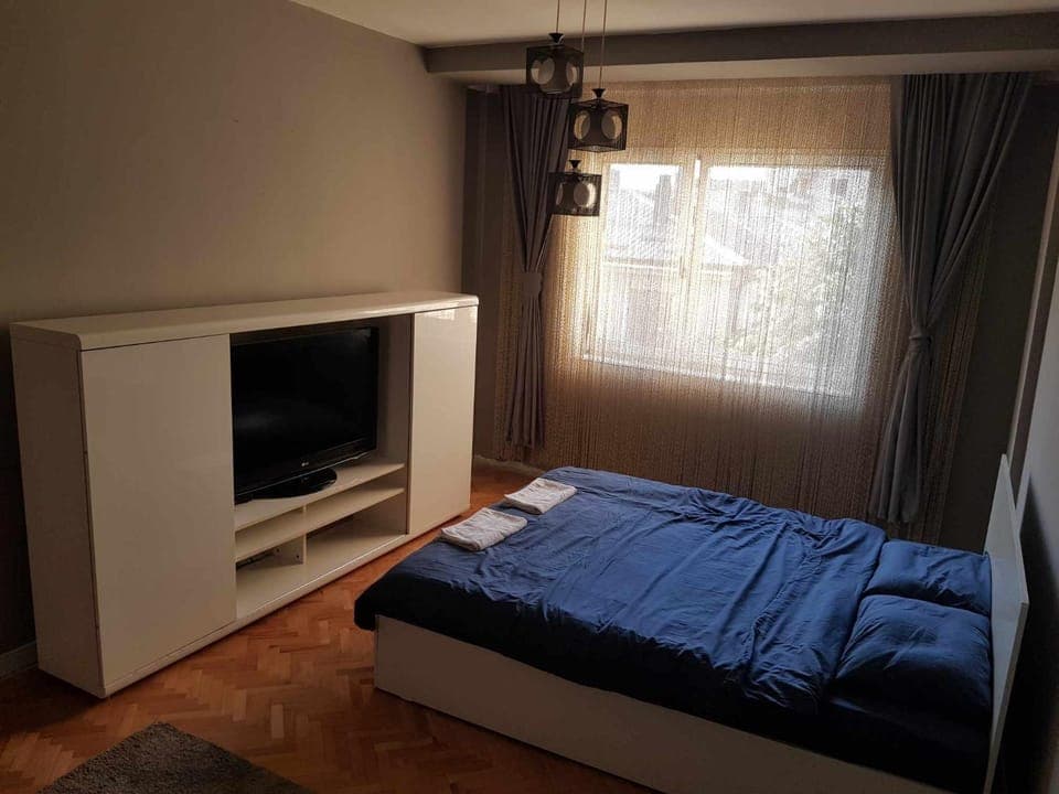 Bed, TV and multimedia, Photo of the whole room, Bedroom