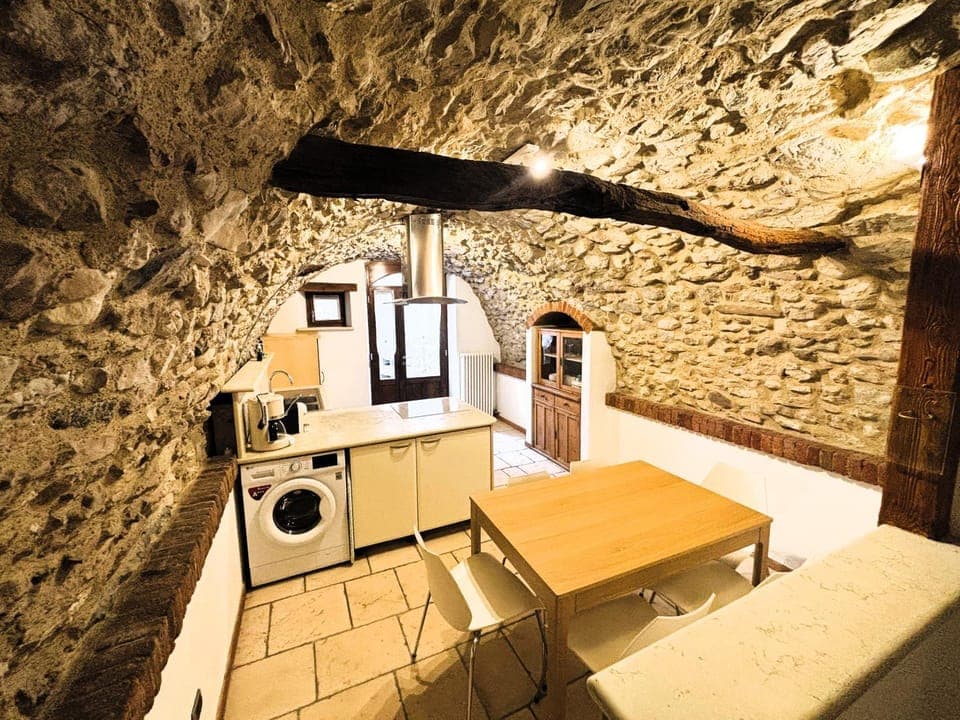 Kitchen or kitchenette, Seating area, washing machine