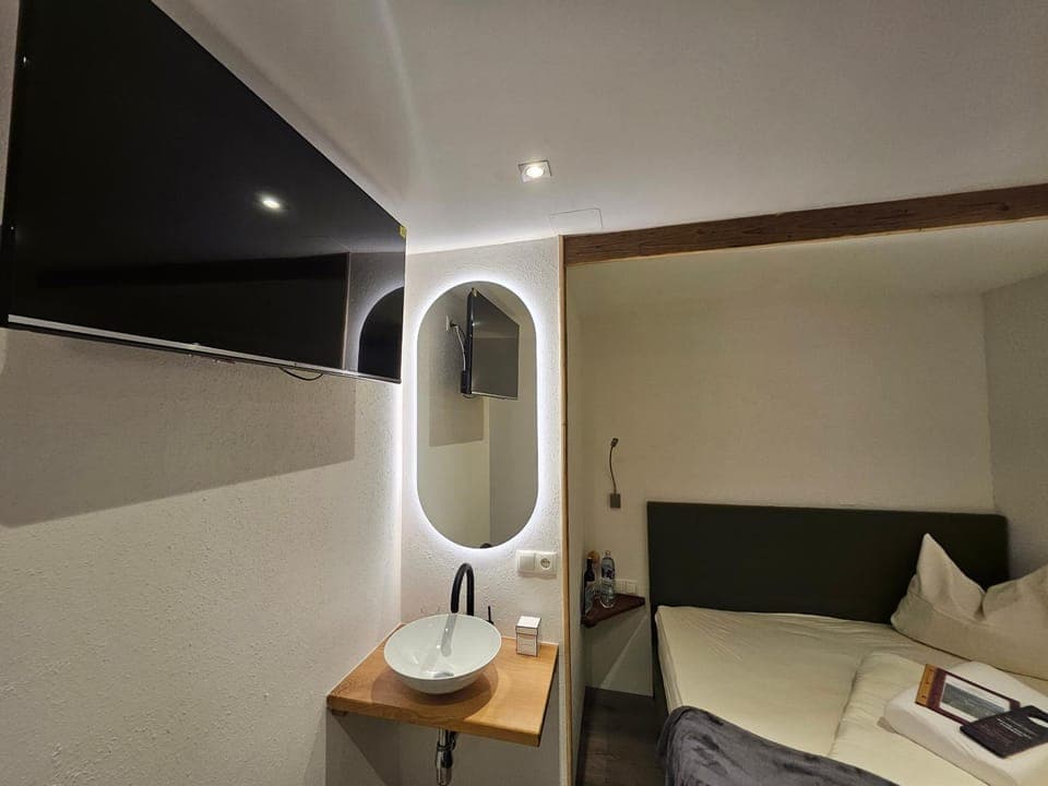 Bed, TV and multimedia, Bedroom