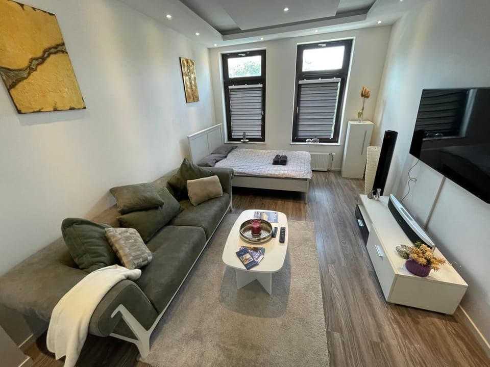 Communal lounge/ TV room, TV and multimedia, Living room, Seating area, Evening entertainment