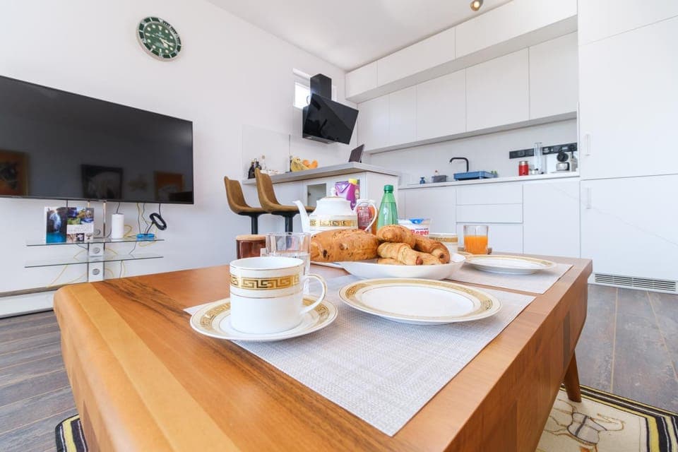 TV and multimedia, Coffee/tea facilities, Kitchen or kitchenette, Food and drinks, Seating area, toaster