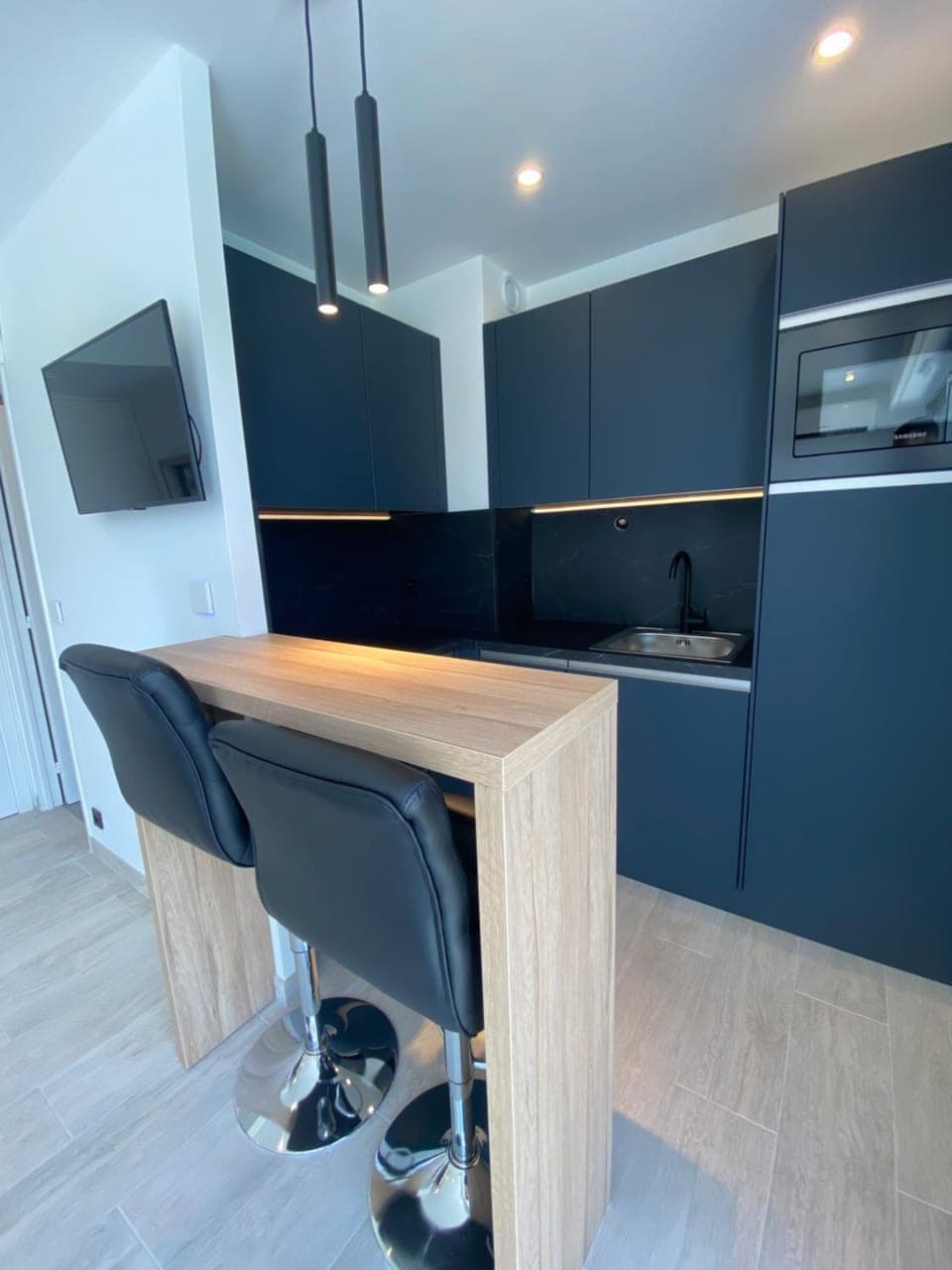 TV and multimedia, Kitchen or kitchenette, minibar, stove