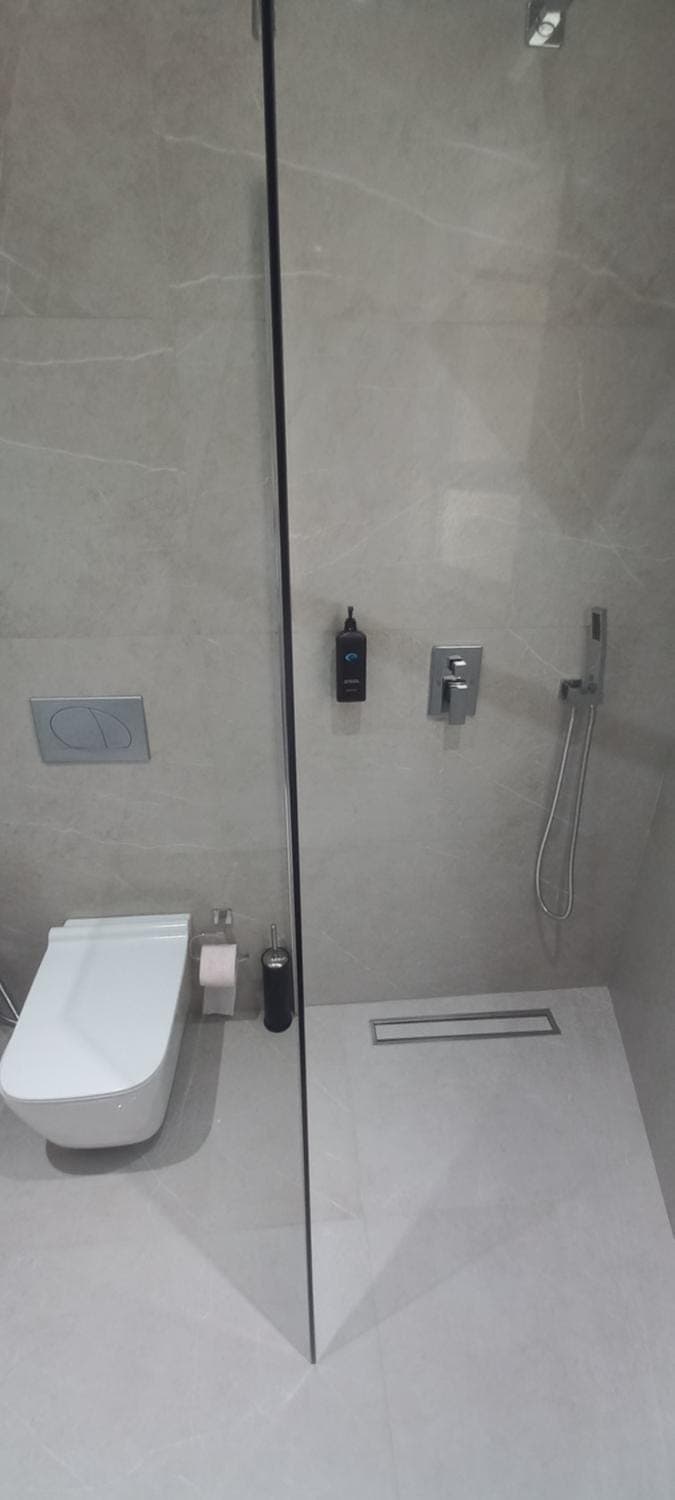 Shower, Toilet