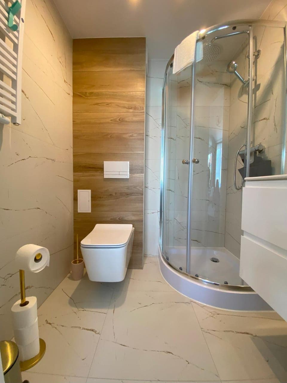 Shower, Toilet, Bathroom, towels