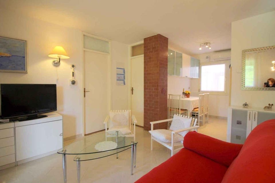 TV and multimedia, Living room, Seating area, Dining area