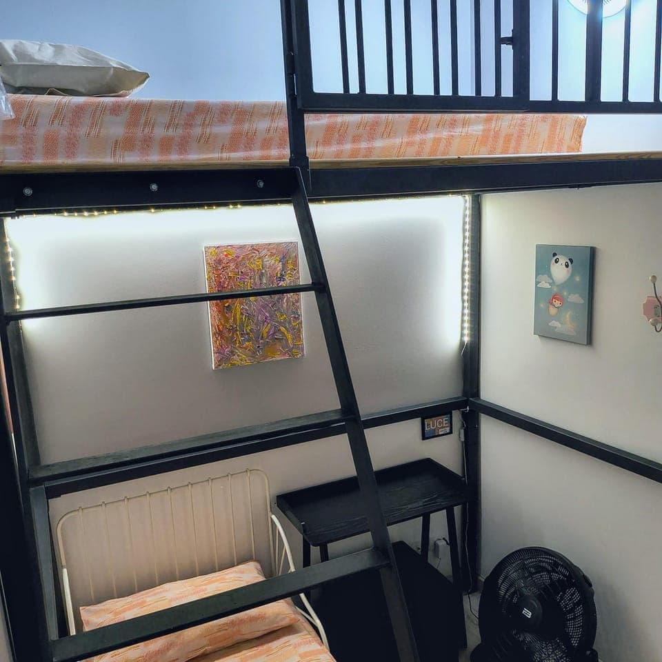 Seating area, bunk bed