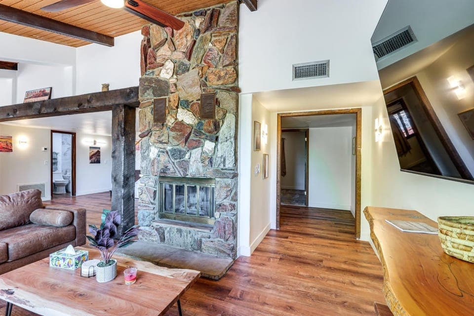 Hot Tub & Mountain Views: Spacious Home in Sedona House in Village of Oak Creek