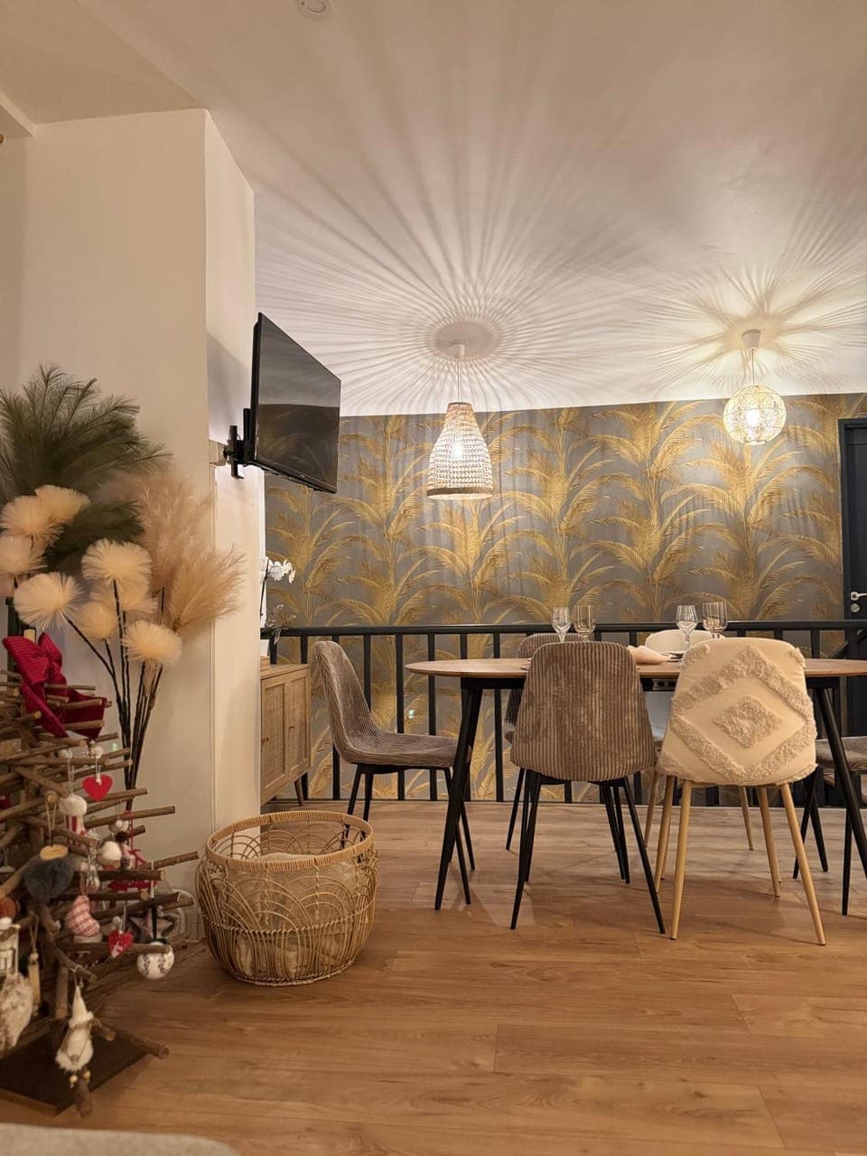 Seating area, Dining area