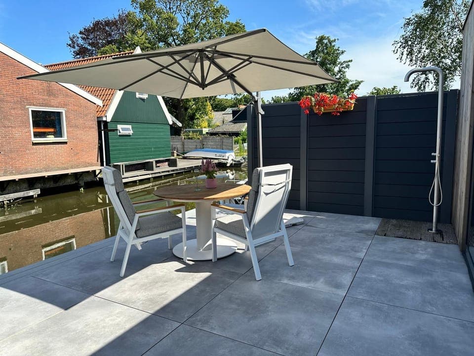 Shower, Property building, Day, Balcony/Terrace, Dining area, River view