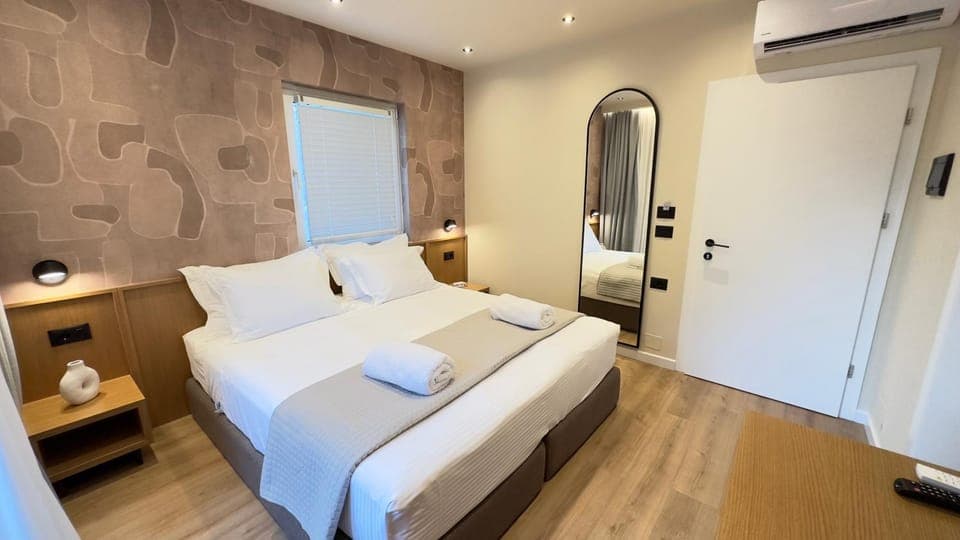 Bed, Photo of the whole room, Bedroom, air conditioner