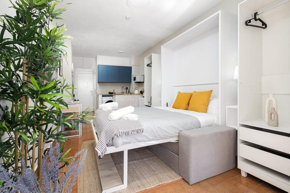 Bed, TV and multimedia, Photo of the whole room, Bedroom, towels