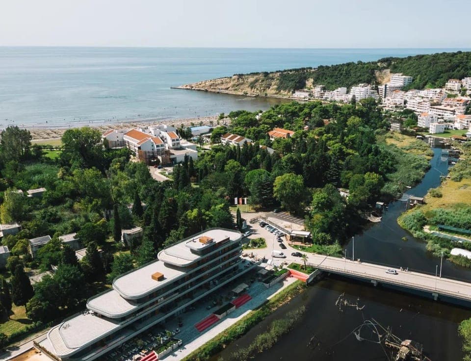 Nearby landmark, Day, Neighbourhood, Natural landscape, Bird's eye view, Beach, City view, Lake view, River view, Sea view, Street view