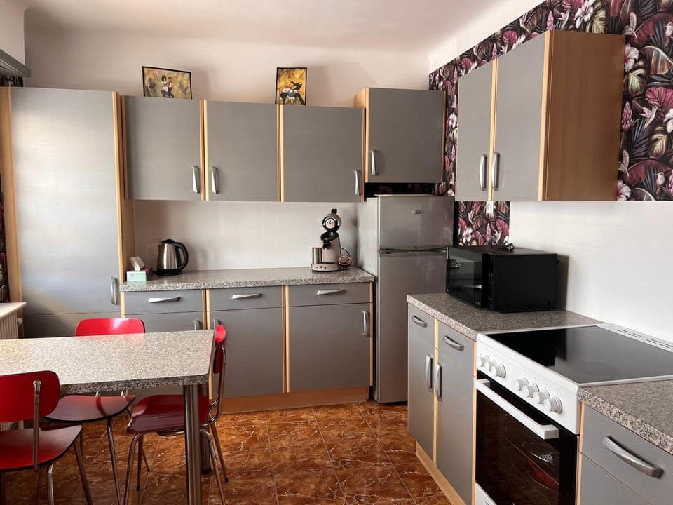 Coffee/tea facilities, Kitchen or kitchenette, Dining area, oven, stove, toaster