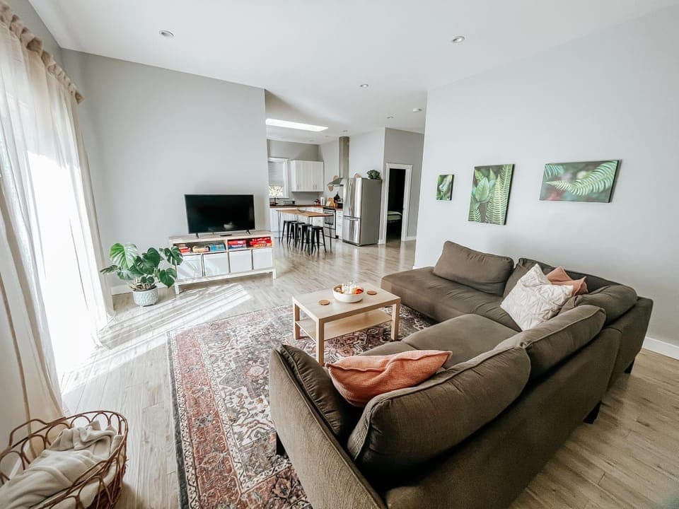 TV and multimedia, Living room, Seating area, Evening entertainment