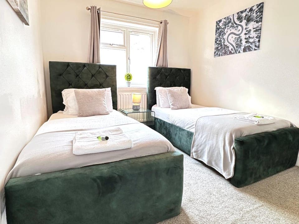 Bed, Photo of the whole room, Bedroom, towels