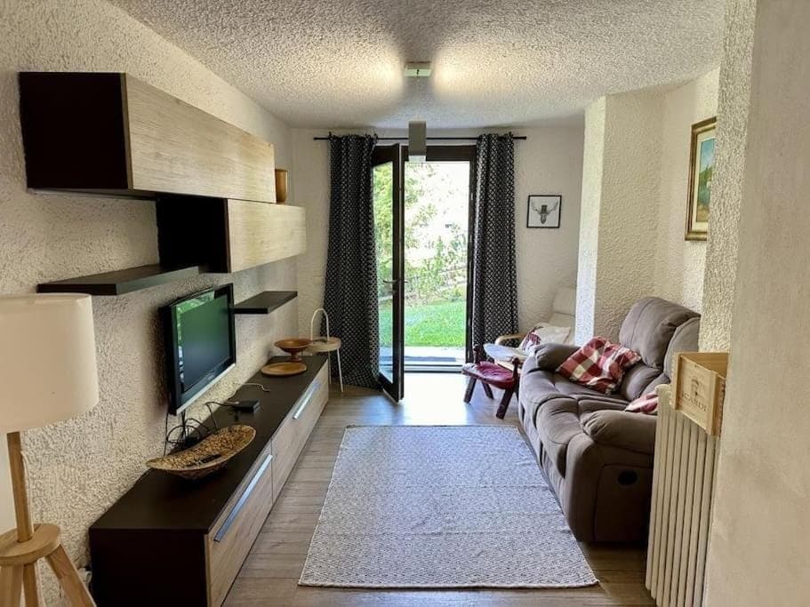 Communal lounge/ TV room, TV and multimedia, Living room, Seating area, Evening entertainment