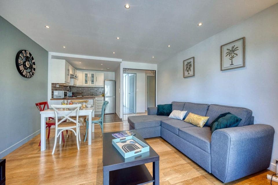 Kitchen or kitchenette, Living room, Seating area, Dining area, minibar, oven, pet friendly, stove