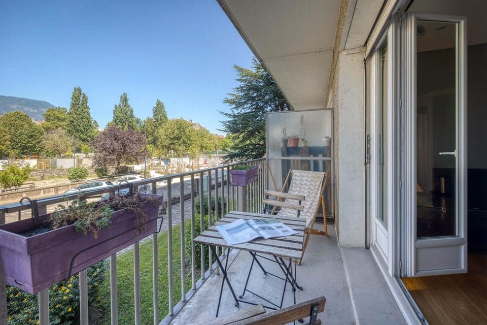 Property building, Patio, Spring, Day, Natural landscape, View (from property/room), Balcony/Terrace, Dining area, Mountain view