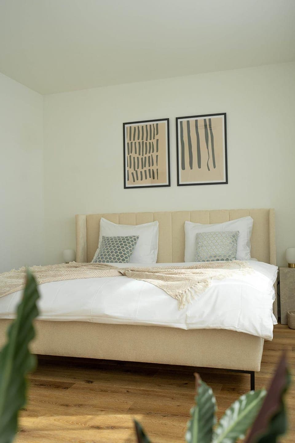 Photo of the whole room, Bedroom