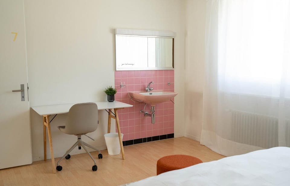 Photo of the whole room, Bedroom