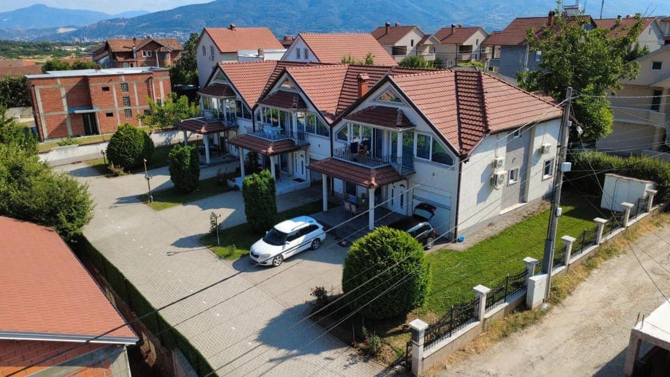 Neighbourhood, City view, Mountain view, Location, Parking