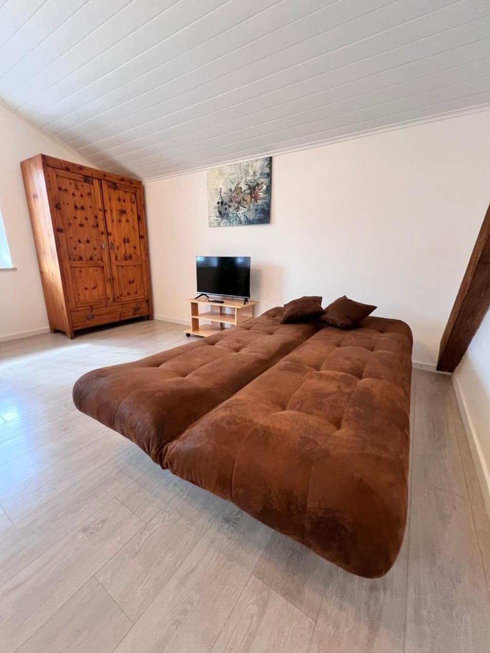 Communal lounge/ TV room, Bed, TV and multimedia, Living room, Photo of the whole room, Seating area, Evening entertainment, Bedroom