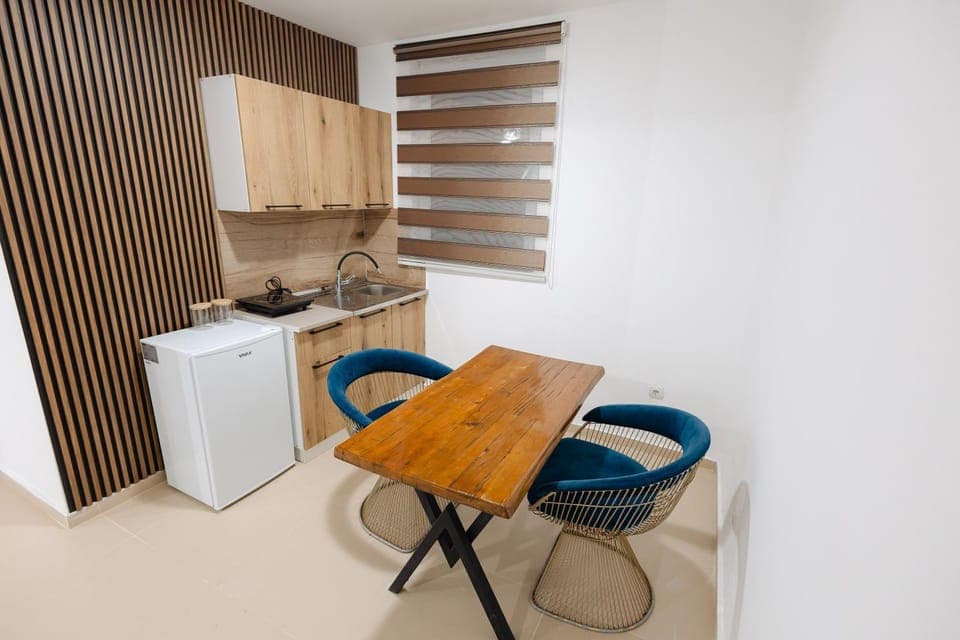 Kitchen or kitchenette, Dining area