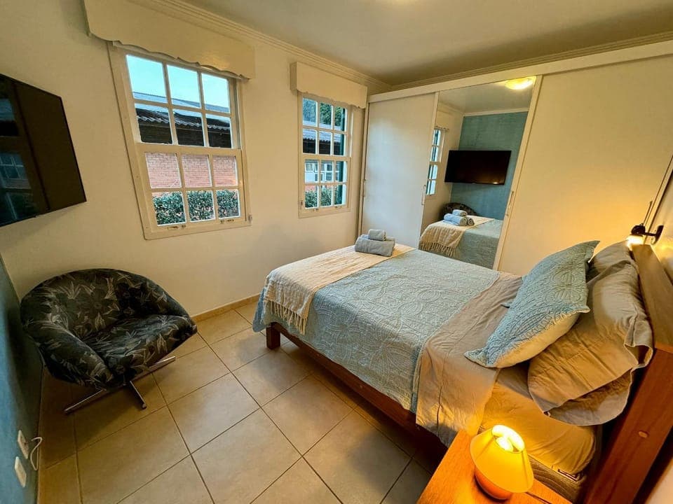 Photo of the whole room, Bedroom