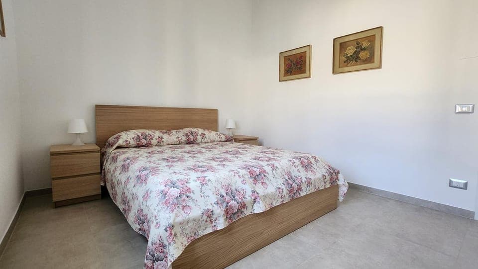 Bed, Bedroom, Communal kitchen