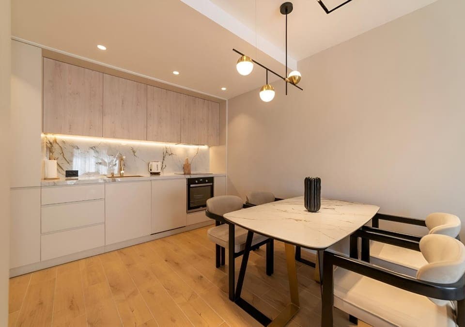 Kitchen or kitchenette, Dining area