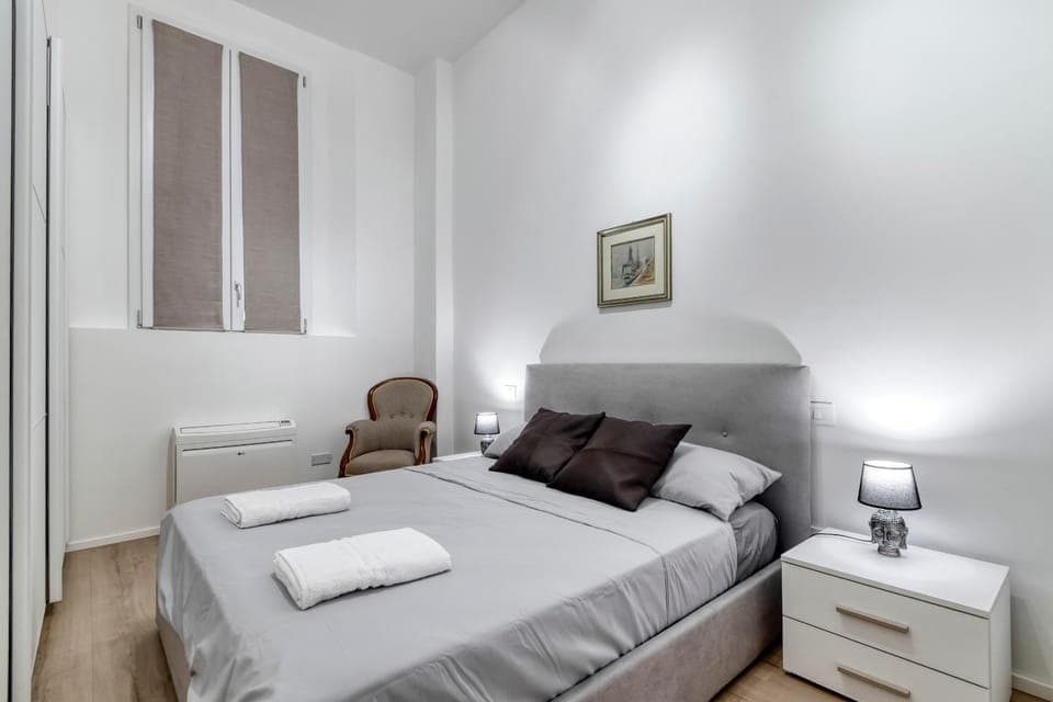 Bed, Photo of the whole room, Bedroom, towels