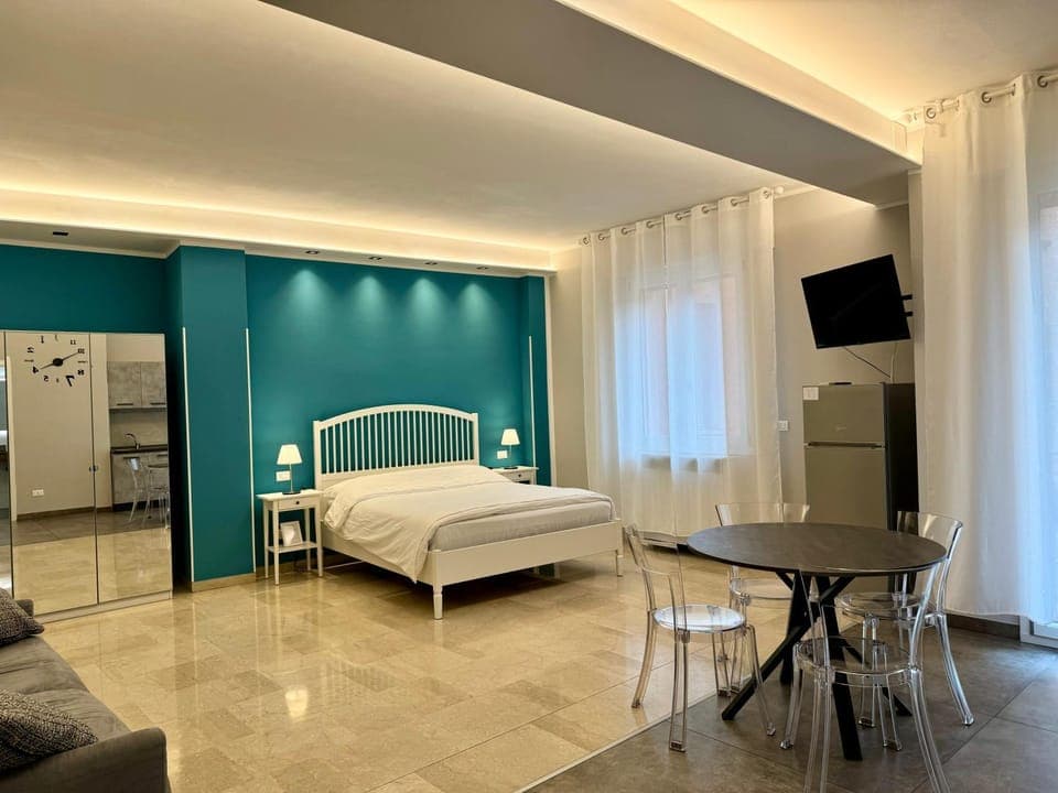 Bed, TV and multimedia, Photo of the whole room, Dining area