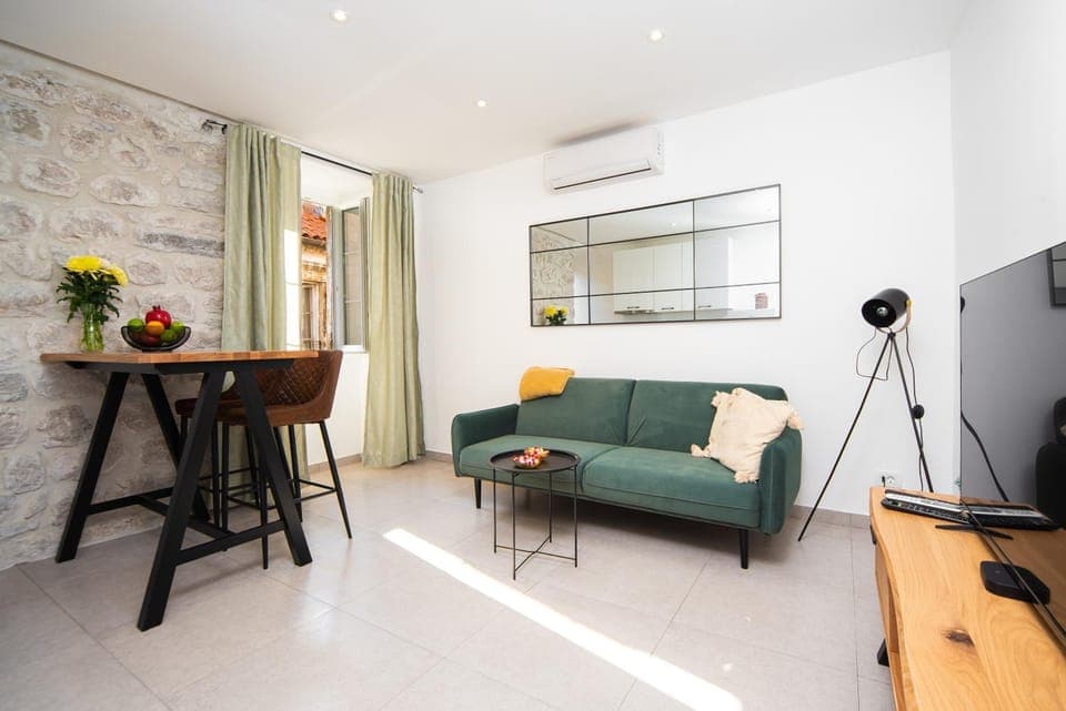 TV and multimedia, Living room, Dining area, furniture, internet, air conditioner