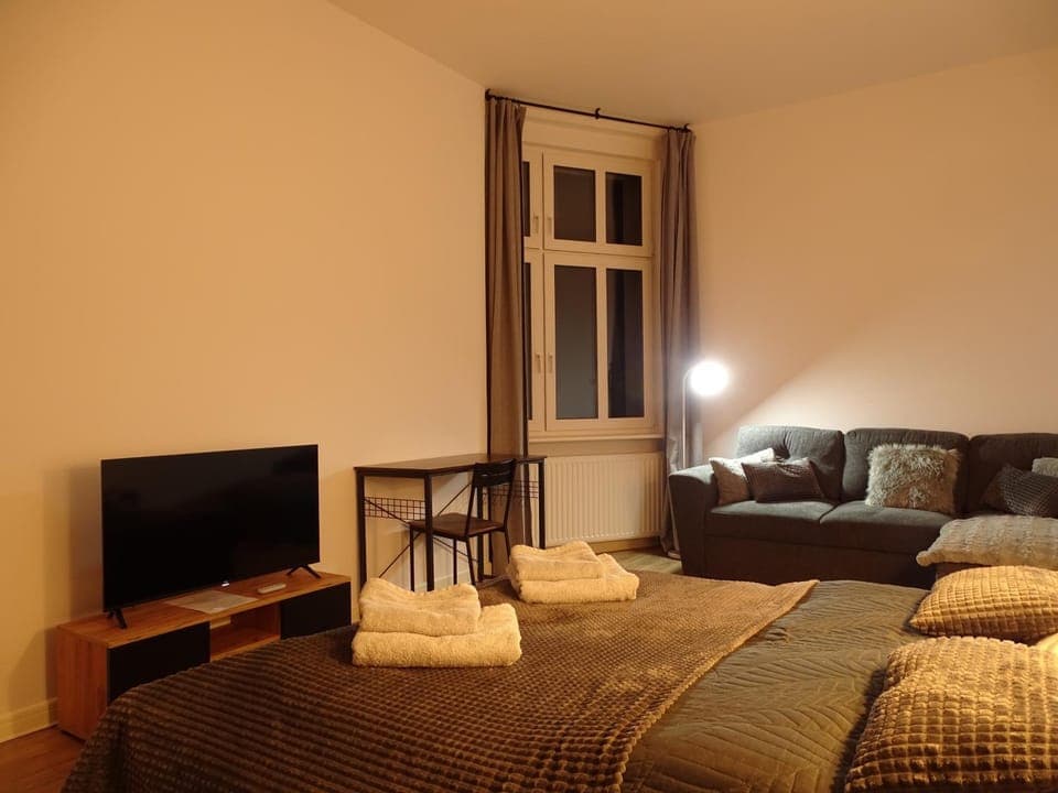 Bed, TV and multimedia, Bedroom, towels