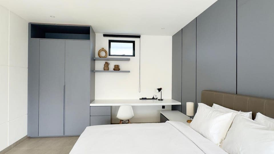 Bed, Photo of the whole room, Seating area, Bedroom, hair dresser, wardrobe